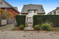 WILRIJK - Nachtegalenpark: Moderne, volledig gerenoveerde villa met Zuidtuin, zwembad en poolhouse.

Deze villa is mooi in het groen gelegen naast het Nachtegalenpark en Park Den Brandt. 
Men geniet van alle faciliteiten op korte afstand en makkelijke 