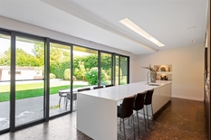 WILRIJK - Park Den Brandt : Spacious, modern and energy-efficient villa on 1,097 sqm of land located in sought-after residential area Park Den Brandt. EPC label B.
Beautifully landscaped garden with heated pool and pool house.

DESCRIPTION:

Groundfl