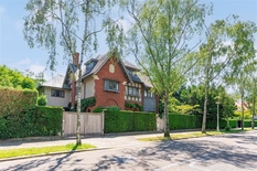 WILRIJK - Park Den Brandt: Superbe villa in cottagestijl met zonnige tuin, zwembad en garage, gelegen in één van de mooiste lanen aan Park Den Brandt.

Deze karaktervolle villa werd smaakvol gerenoveerd in 2008. 
De verkoop zal geschieden door overna