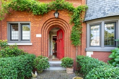 WILRIJK - Park Den Brandt: Superbe villa in cottagestijl met zonnige tuin, zwembad en garage, gelegen in één van de mooiste lanen aan Park Den Brandt.

Deze karaktervolle villa werd smaakvol gerenoveerd in 2008. 
De verkoop zal geschieden door overna