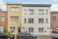 ANTWERPEN - Kiel: Volledig gerenoveerde, energiezuinige woning met 4 slaapkamers, tuin en 2 terrassen. EPC-label A.
Gunstig gelegen, lichte woning op wandelafstand van winkels, openbaar vervoer, invalswegen, parken, ..., volledig gerenoveerd met hoogwaar