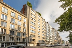 ANTWERPEN - Stadspark - Rubenslei 25: Spacious flat of approx 220m² with 3 bedrooms and beautiful park view. EPC score B.

DESCRIPTION:

This spacious flat is located on the 3° floor of a stylish and well-maintained building with 2 lifts. 
One is w