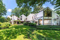 BRASSCHAAT - Vriesdonk: Uitzonderlijke 70’s villa op ca 4.000m²  zuidgericht perceel met binnenzwembad, dubbele garage en conciërgerie. EPC-label C.

BESCHRIJVING:

Deze vintage architectenvilla is gelegen in de Frilinglei, in hartje Vriesdonk. 
