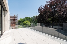 ANTWERPEN - Van Putlei: Exclusieve nieuwbouw penthouse op toplocatie met 3 slaapkamers, 3 badkamers, prachtig zonneterras 50m² en 4 autostaanplaatsen.
Unieke architecturale realisatie van Nicolas Schuybroeck Architects.
Volledig ingericht met high-end 