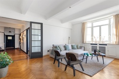 BERCHEM - Pulhof: Koninklijkelaan: Superb Art-Déco flat of approx 180m² with 2 bedrooms.

DESCRIPTION:

This ready-to-use flat is located on the 6° floor of the very cared for and sought-after Art-Déco building.

Entrance hall on parquet with la