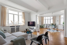 BERCHEM - Pulhof: Koninklijkelaan: Superb Art-Déco flat of approx 180m² with 2 bedrooms.

DESCRIPTION:

This ready-to-use flat is located on the 6° floor of the very cared for and sought-after Art-Déco building.

Entrance hall on parquet with la