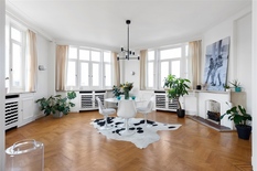 BERCHEM - Pulhof: Koninklijkelaan: Superb Art-Déco flat of approx 180m² with 2 bedrooms.

DESCRIPTION:

This ready-to-use flat is located on the 6° floor of the very cared for and sought-after Art-Déco building.

Entrance hall on parquet with la