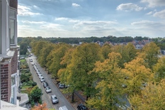 BERCHEM - Pulhof: Koninklijkelaan: Schitterend Art-Déco appartement van ca 180m² met 2 slaapkamers.

BESCHRIJVING:

Dit instapklaar appartement is gelegen op de 6° verdieping van het zeer verzorgd en gegeerd Art-Déco gebouw.

Inkomhal op parket 