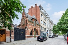 BERCHEM - Kardinaal Mercierlei:   Uitzonderlijk en karaktervol eigendom in eclectische stijl op een zeer gegeerde locatie met prachtige tuinen.

BESCHRIJVING: 

Deze sfeervolle woning (°1898) is de vroegere koetsierswoning van Hotel Meeûs en werd ho