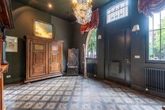 BERCHEM - Cardinal Mercierlei:   Exceptional and characterful eclectic-style property in a highly sought-after location with beautiful gardens.

DESCRIPTION: 

This attractive property (°1898) is the former coachman's house of Hotel Meeûs and has be