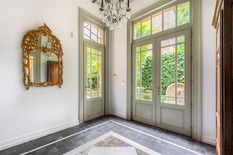 BERCHEM - Cardinal Mercierlei:   Exceptional and characterful eclectic-style property in a highly sought-after location with beautiful gardens.

DESCRIPTION: 

This attractive property (°1898) is the former coachman's house of Hotel Meeûs and has be