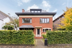 ANTWERP/WILRIJK - Della Faillelaan:  Beautiful, fully renovated art-déco villa on approx 1,000m² with 6 bedrooms and 3 bathrooms. EPC score C.

This magnificent villa is situated on the absolute prime location with the garden opening onto Park Den Bra