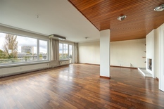 WILRIJK - Sneeuwbeslaan: Spacious flat with 4 bedrooms, terrace and garage box.

This spacious flat (approx 181m²) is located on the 5° floor. 
Ideally located close to shops, schools, hospital and within walking distance of Park Den Brandt, Nachtega