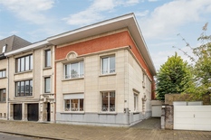 ANTWERPEN - Expo: Prachtige HOB met 3 slaapkamers, 2 badkamers, tuin en oprit met garage

BESCHRIJVING:

Deze statige woonst is gelegen in de rustigste straat van de gegeerde Expo-wijk en is klassiek ingericht met hoogwaardige materialen. 
Dankzij de