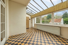 WILRIJK - Park Den Brandt: Karaktervolle te renoveren woning met enorm potentieel, 5 slaapkamers mogelijk, tuin en garage, op topligging.
 
Deze charmante woning is fantastisch gelegen, op wandelafstand van Park Den Brandt, een prachtige villawijk bij p